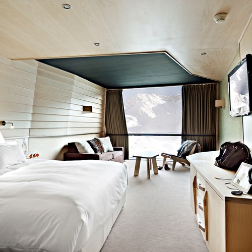 Hotel-Altapura-Val-Thorens-white-wood-guest-room