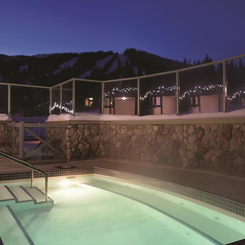 Outdoor hot tub at Coast Sundance Ski Lodge, Sun Peaks in Canada