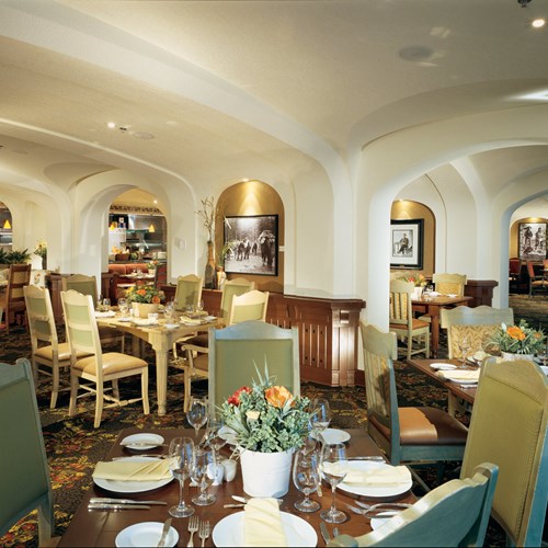 Fairmont-Chateau-Lake-Louise-Italian-Restaurant.jpg