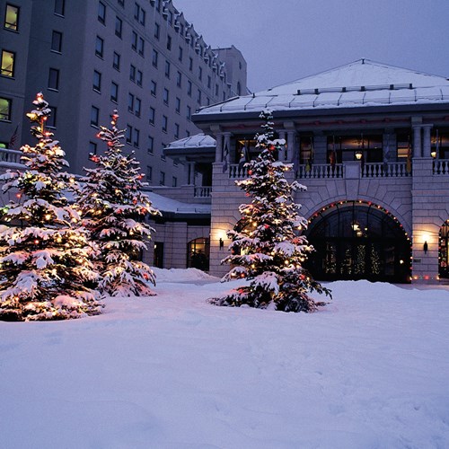Fairmont-Chateau-Lake-Louise-entrance.jpg