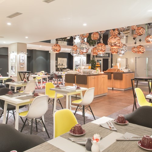 Hotel L'Aigle des Neiges-Val d'Isere-restaurant bright