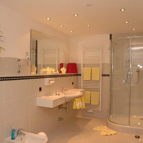 Hotel Maria Theresia, Ski Accommodation Austria. Bedroom and en suite