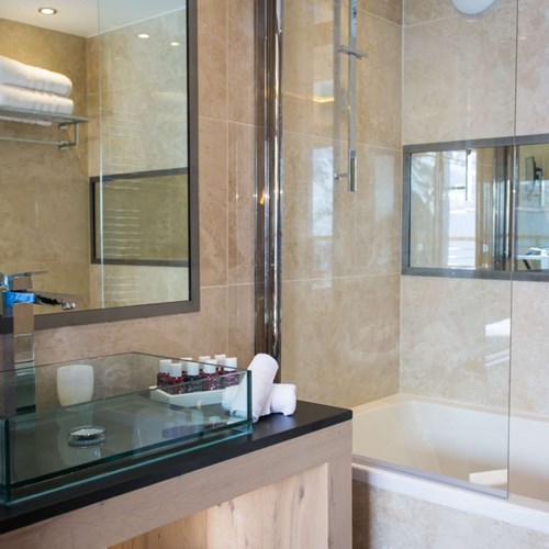 Hotel Taj-i Mah, ski in, ski out hotel in Les Arcs, France - bathroom