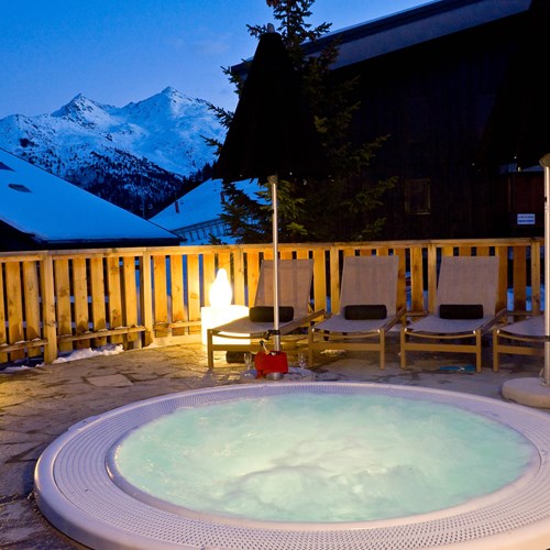 Outdoor hot tub at Hotel Le Mottaret, ski hotel in Meribel mottaret