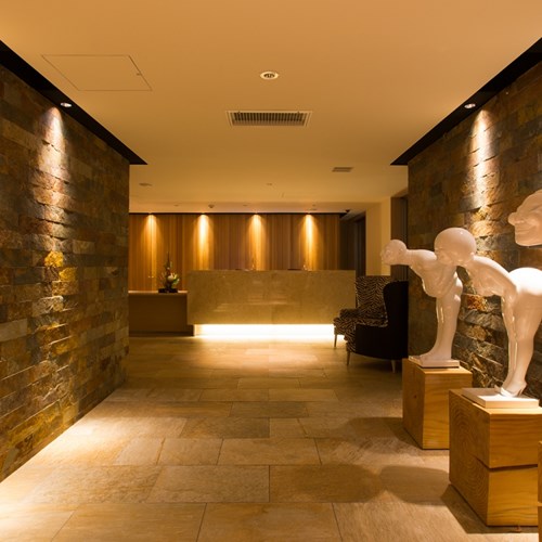 Ski Hotel Chalet Ivy-Niseko-Ski Japan-bowing men in reception