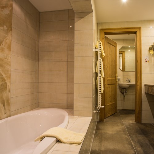 Hotel Alte Post, ski accommodation St Anton, Austria. Room with en suite