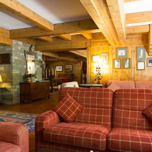 Hotel Gran Baita Courmayeur bar sofa area