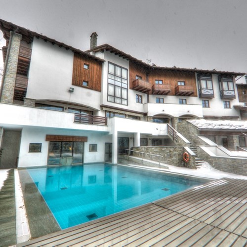 Hotel Gran Baita Courmayeur snowy pool