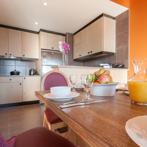 Residence-L'Amara-Avoriaz-France-dining-table-kitchen.jpg