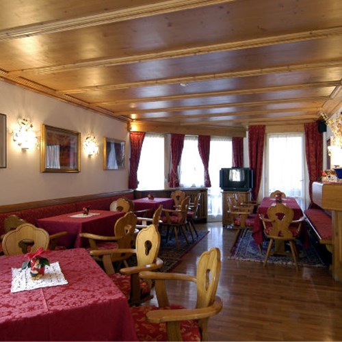 Hotel Olimpia Cortina dining room-ski accommodation