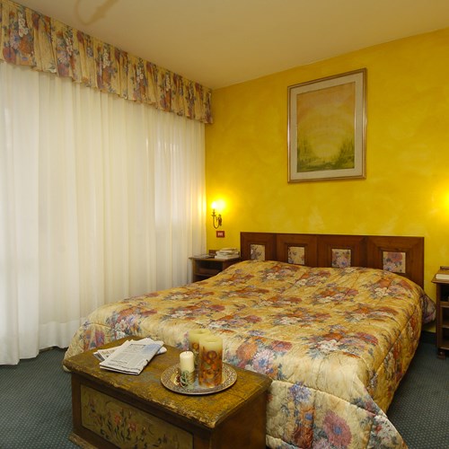 yellow double room Hotel Olimpia Cortina