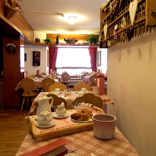 ski accommodation Hotel Olimpia Cortina-breakfast