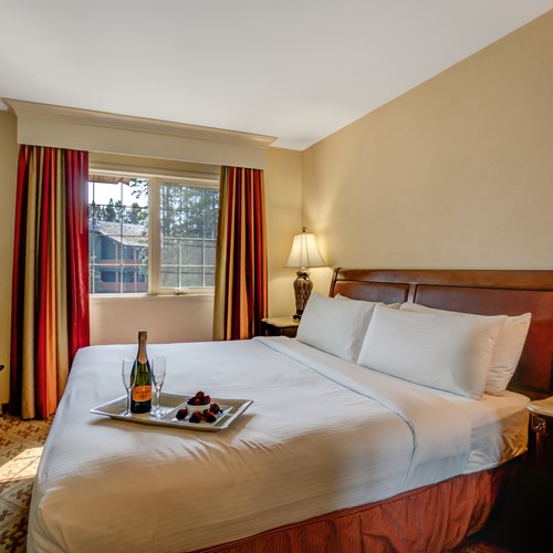 Deluxe Bedroom Suite At Lake Louise Inn