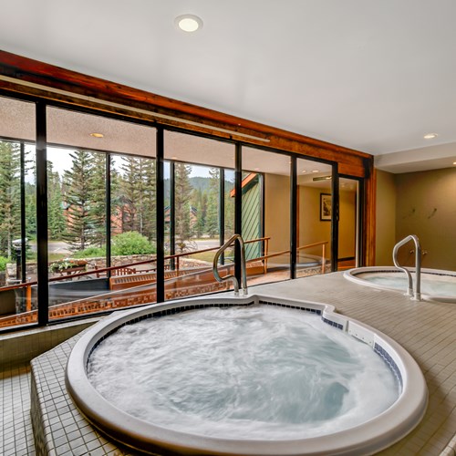 Hot Tubs At Lake Louise Inn