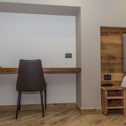 Hotel K2 Sauze d'Oulx in room desk