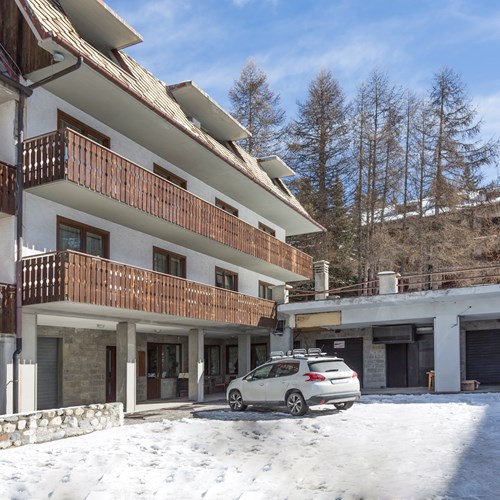 Hotel Clotes Sauze d'Oulx exterior parking at the hotel