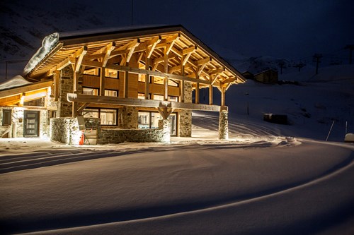 Ski in, ski out chalet des cascades, les arcs by night