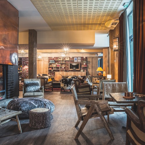 lounge area with fire at Refuge des Aiglons in Chamonix