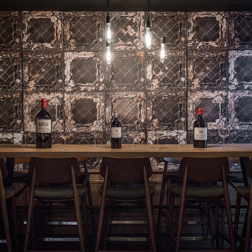 Fahrenheit-Seven-Val-Thorens-rustic table