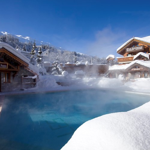 Hotel Eterlou Meribel-Hotel pool in the snow