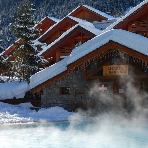 Hotel Eterlou Meribel-outdoor heated pool and sauna shack