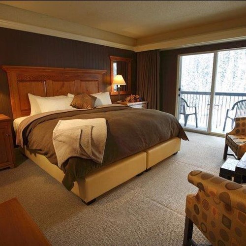 Deer Lodge-Lake Louise-Guest Room.JPG