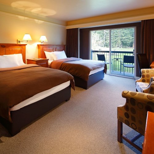 Deer Lodge-Lake Louise-Heritage Room.JPG