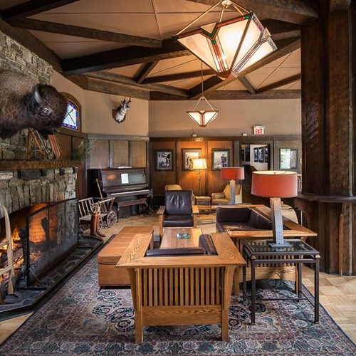 Deer Lodge-Lake Louise-Sitting room.JPG
