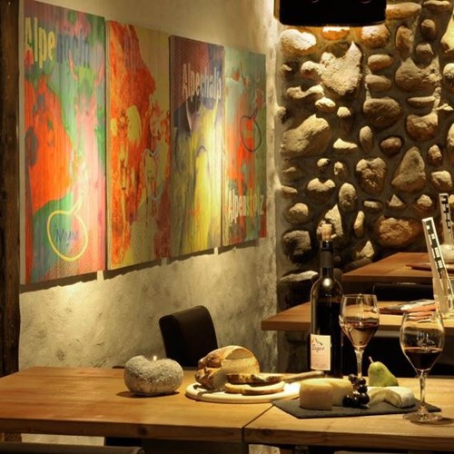Grindelwald ski resort Hotel Eiger Gepsi bar dining table