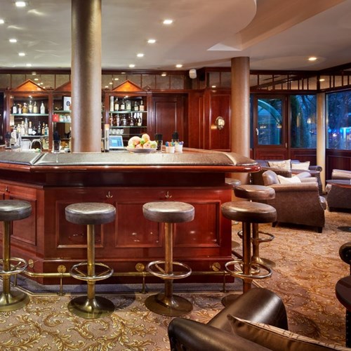 Hotel Das Alpenhaus, ski accommodation Bad Hofgastein, Austria, london bar