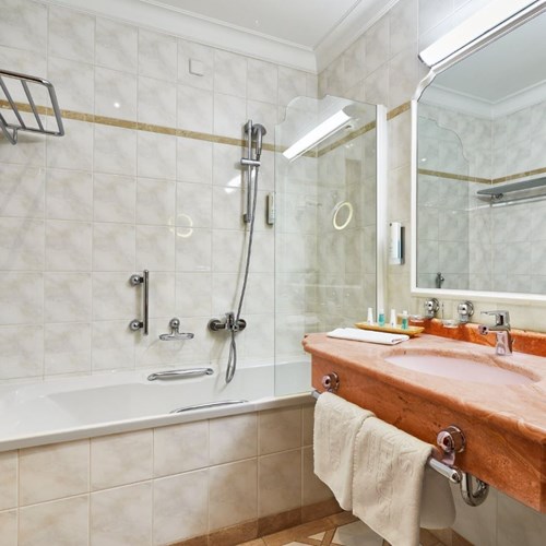 Hotel Das Alpenhaus, ski hotel in Bad Hofgastein, ski Austria, bathroom