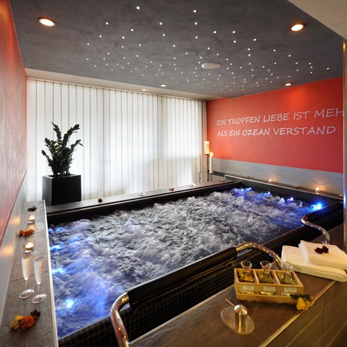 Grindelwald ski resort Hotel Eiger selfness blossom pool