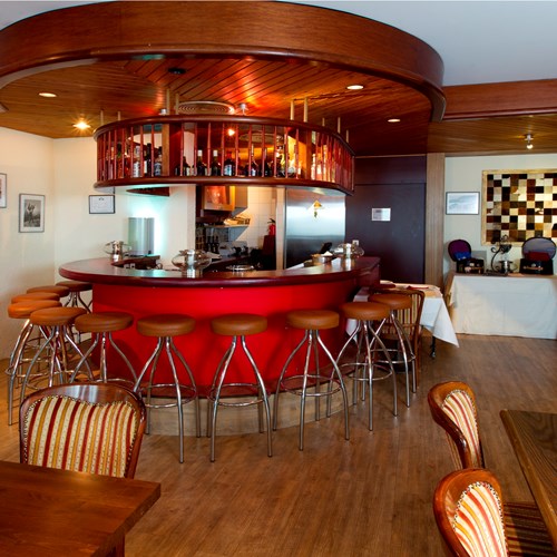 wrap around american style bar at Hotel Silberhorn Wengen