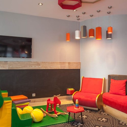 Royal Ours Blanc-Alpe d Huez-Kids corner.JPG
