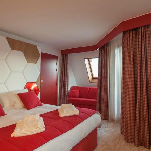 Royal Ours Blanc-Alpe d Huez-Red room.JPG